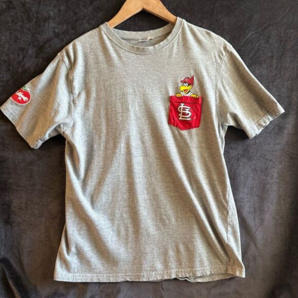 St. Louis Cardinals Pocket Tee Mens M Mascot Fredbird Gray MLB Graphic T-Shirt‎